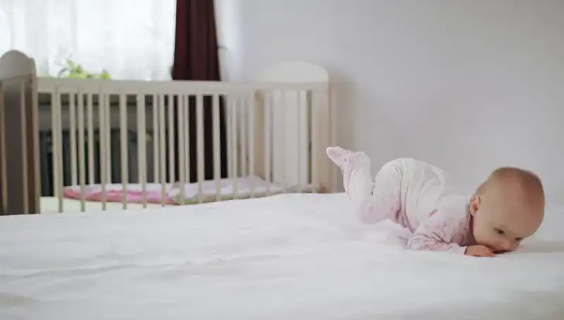 Bebek Yataklarındaki Gizli Tehlikeleri Keşfedin: Aileleri Şaşırtan Malzeme