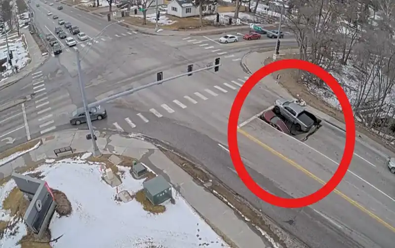 ABD'de Yerdeki Korkunç Yarık: Arabalar Yutuldu, Kameralar Her Anı Yakalamıştı!