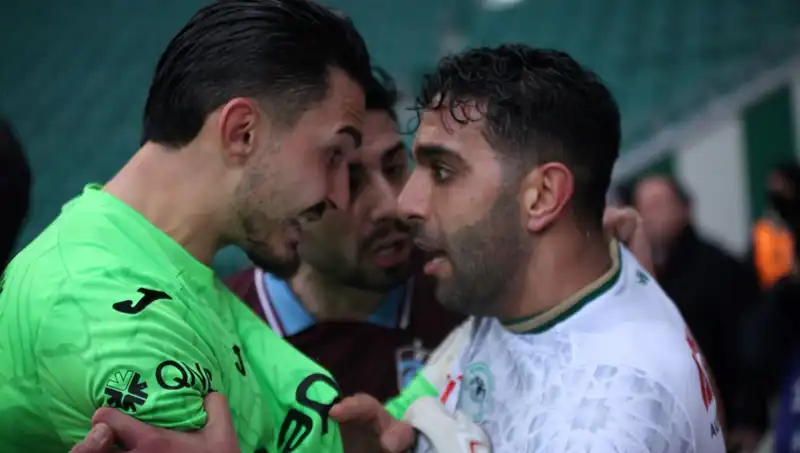 Konyaspor-Trabzonspor Maçında Gerilim Tavan Yaptı: Futbolcular Arasında Tartışma