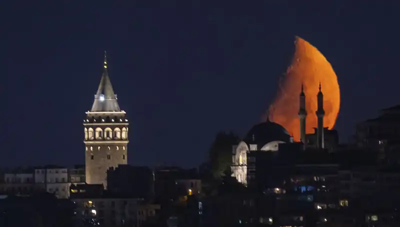 İstanbul’da Yarım Ay Manzarası Şehirleri Büyülüyor