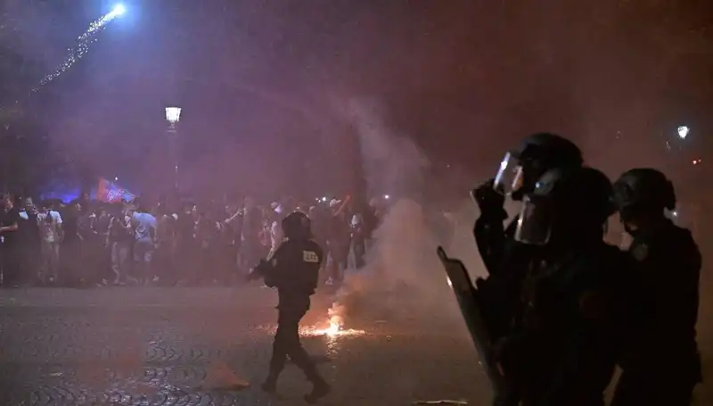 PSG'nin Şampiyonluğu Fransa Sokaklarını Sarmaladı: Kutlamalar ve Coşku