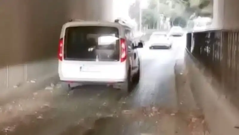 Trafikte korku dolu anlar: Beton Çökmeleri Araçları Tehdit Ediyor