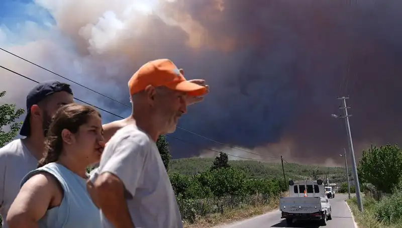 Üç İlde Yangın Mücadelesi: İzmir'deki Köyler Tahliye Edildi