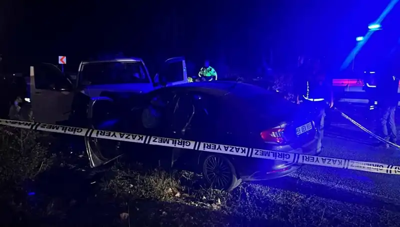 Minibüslerin Ters Şeritteki Korkutucu Çarpışması: 1 Ölü, 8 Yaralı