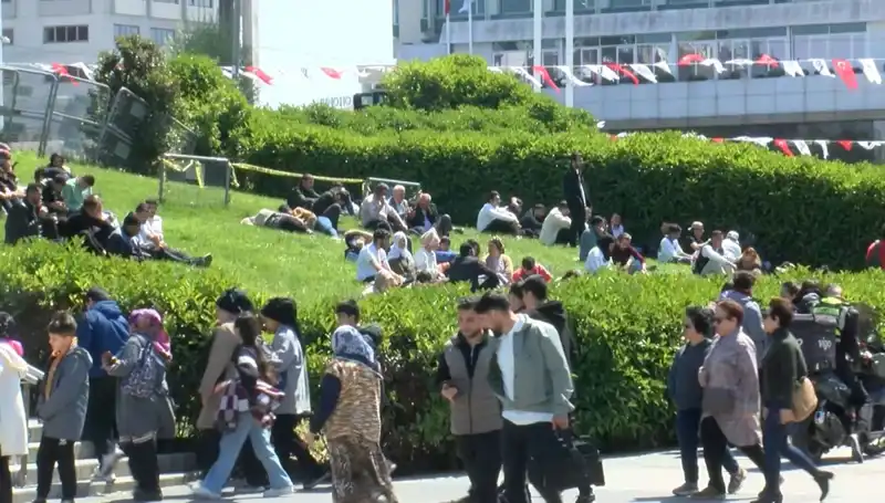 Taksim'de Deprem Yoğunluğu Artıyor: Halk Ne Yapmalı?