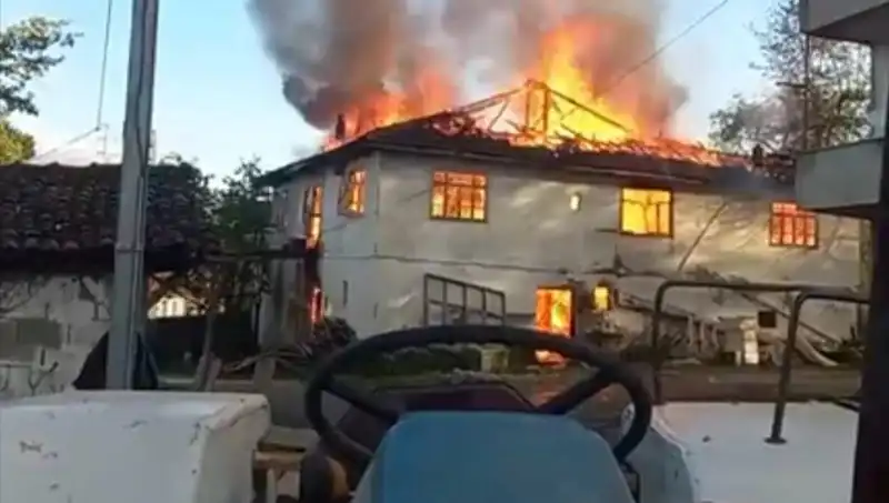 İki Katlı Ev Alev Alev Yandı: Yangının Sebepleri ve Etkileri Neler?