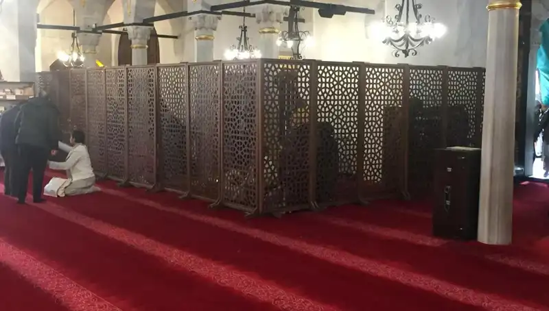 İddialar Şaşırtıyor: Kadın-Erkek Yan Yana Teravih Namazı Kıldı mı?