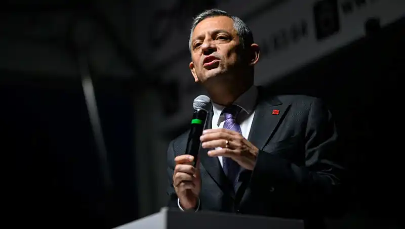 Özgür Özel’den Emeklilere İkramiye Tepkisi: Adalet Arayışı!