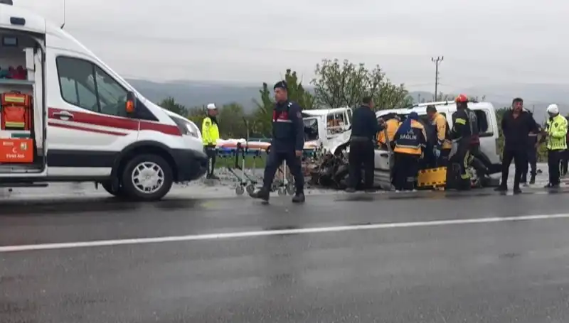 Denizli'de Korkunç Trafik Kazası: İki Araç Kafa Kafaya Çarpıştı