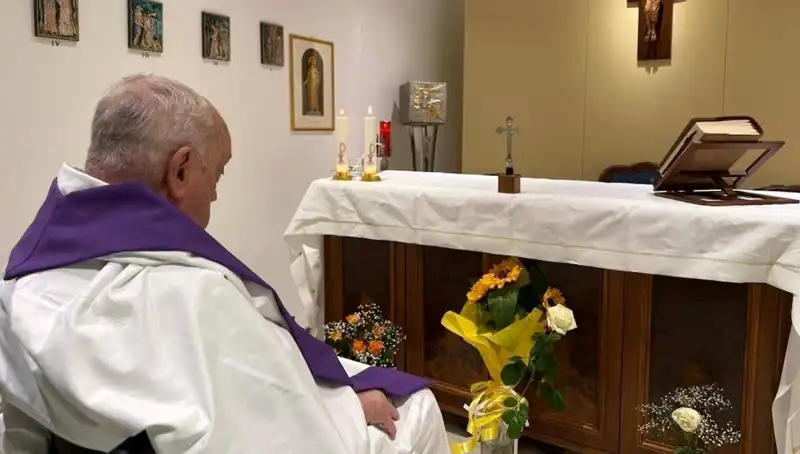 Vatikan'dan Şaşırtan Açıklama: Papa Artık Kendi Başına Nefes Alabiliyor