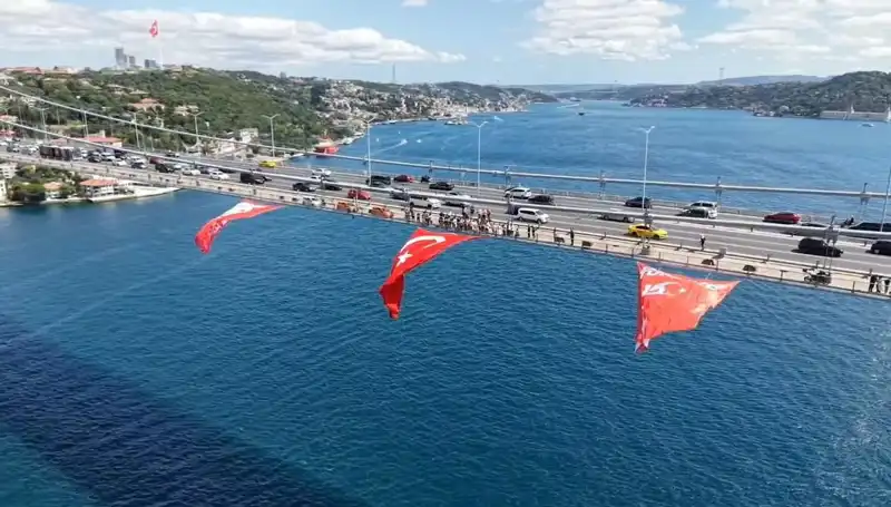 Türk Bayrağı ile Donatılan Köprü, Şehrin Sembolü Oldu