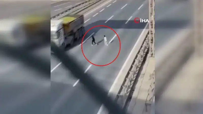 Tehlikeli Yolculuk: Kamera Kaydında Kaza Anları ve Şaşkın Yüzler