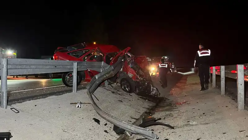 Bariyerlere Çarpan Otomobilde Trajik Kaza: 2 Can Kaybı