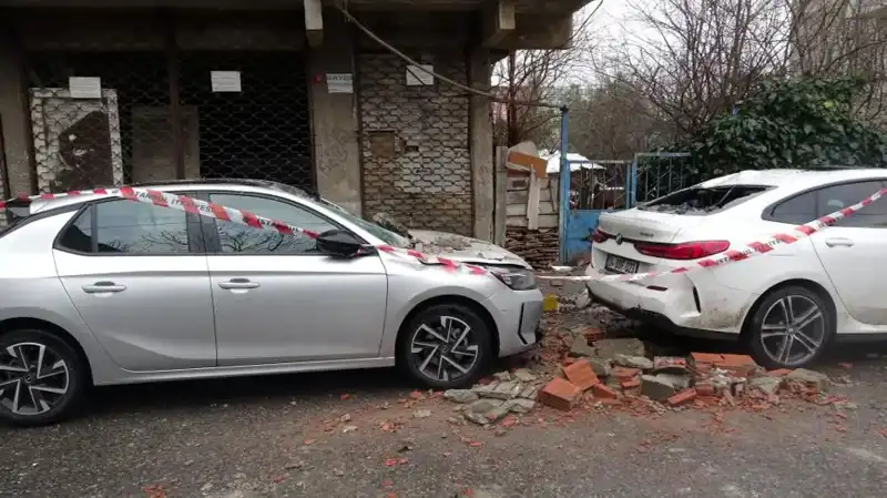 İstanbul'da Dört Katlı Binada Balkon Çöktü: Olayın Detayları ve Yaşananlar