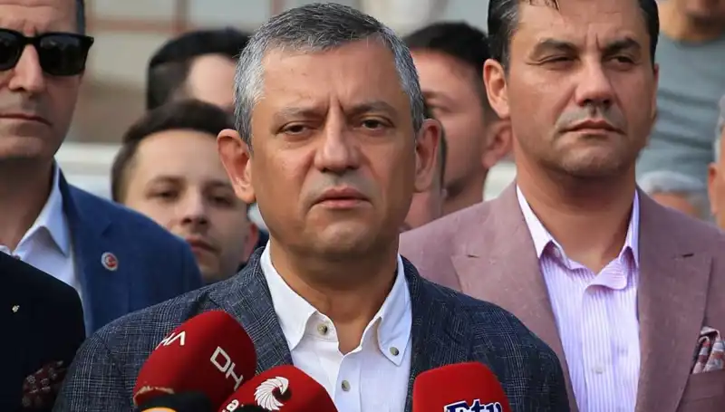 Özgür Özel, Sandıklara Yönelik Saldırıları Kınadı: "Demokrasimize Sahip Çıkalım"