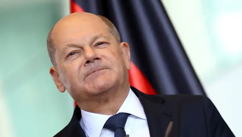 Başbakan’a Sarılan Genç, Apron Cezasıyla Şok Oldu!