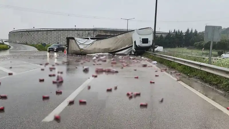 TIR Devrildi, İçkiler Sokakları Renklendirdi: Kazanın Ardındaki Gerçekler