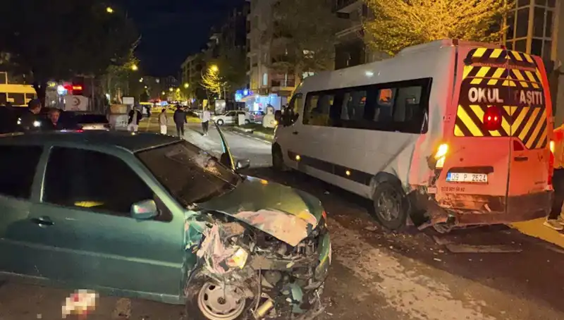 Otomobil Servis Minibüsüne Çarptı: Korkutan Kaza Ve Yaralılar