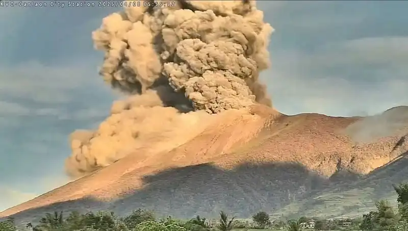 Kanlaon Yanardağı Patladı: Heyecan Verici ve Tehlikeli Gelişmeler