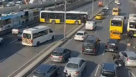 İETT Otobüsü Üç Aracın Karıştığı Kazaya Neden Oldu: Trafik Felç Oldu!