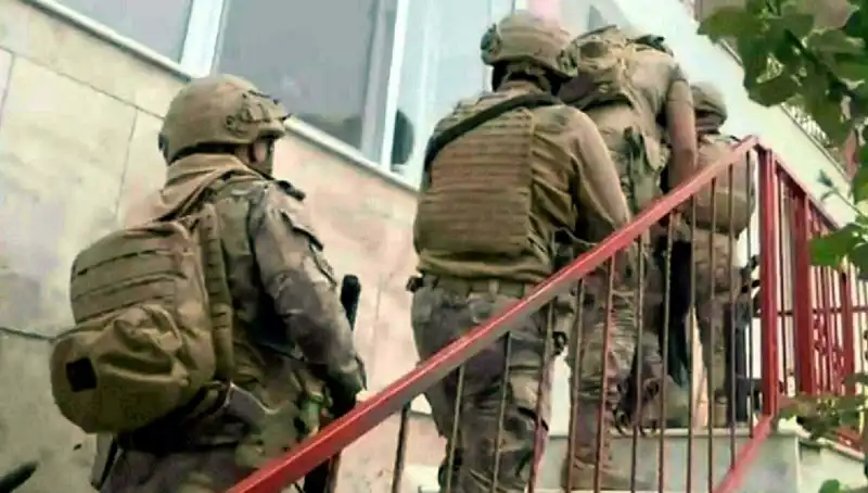 İzmir'de FETÖ/PDY'ye Yönelik Büyük Operasyon: 9 Şüpheli Gözaltında