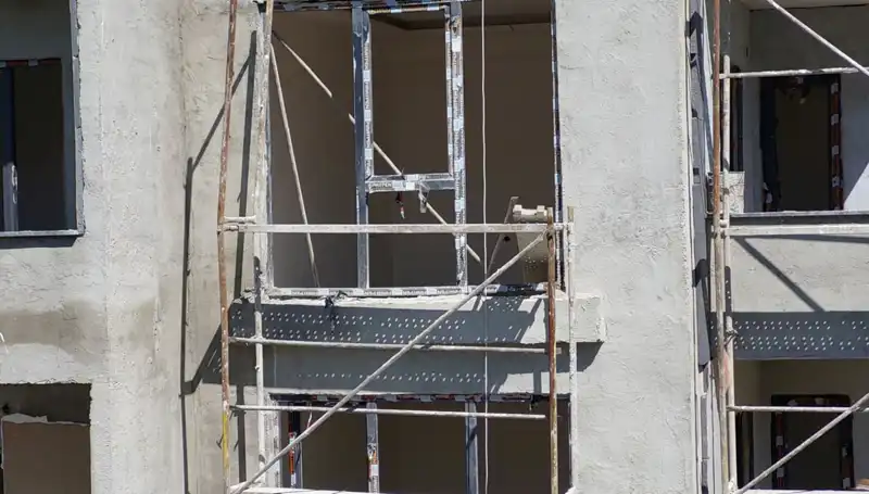 İnşaat Merdivenlerinden Yuvarlanan İşçi Hastaneye Kaldırıldı