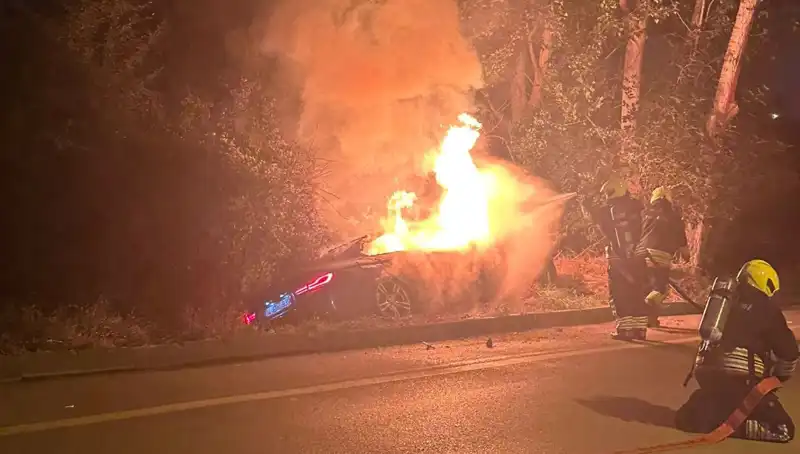 Yangın, Kazadan Sonra Otomobili Alev Alev Sardı: Kaza Anı Gözler Önünde