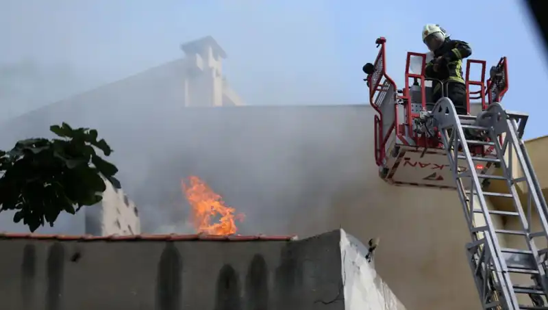 Çanakkale'de 4 Katlı Bina Yangını: Korkutan Anlar ve Kurtarma Çabaları