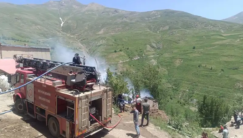 Van'da Trajik Yangın: Küçük Bir Çocuk Hayatını Kaybetti