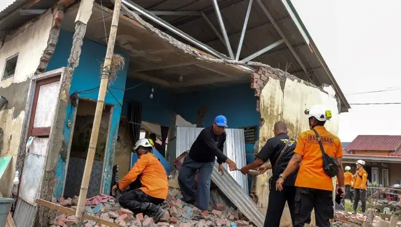 Endonezya'da 5,7 Büyüklüğünde Deprem: Hayat Durma Noktasına Geldi