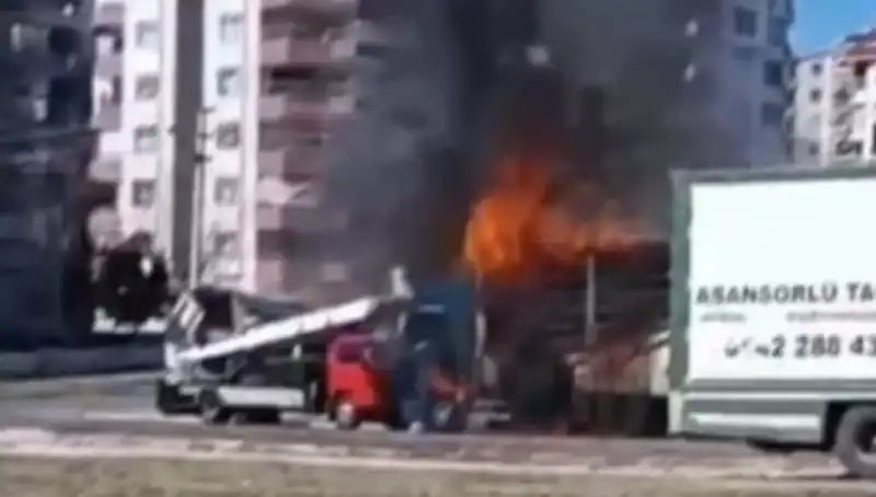 TIR Yangını: Alevler İçinde Kalan Araç Tamamen Küle Döndü