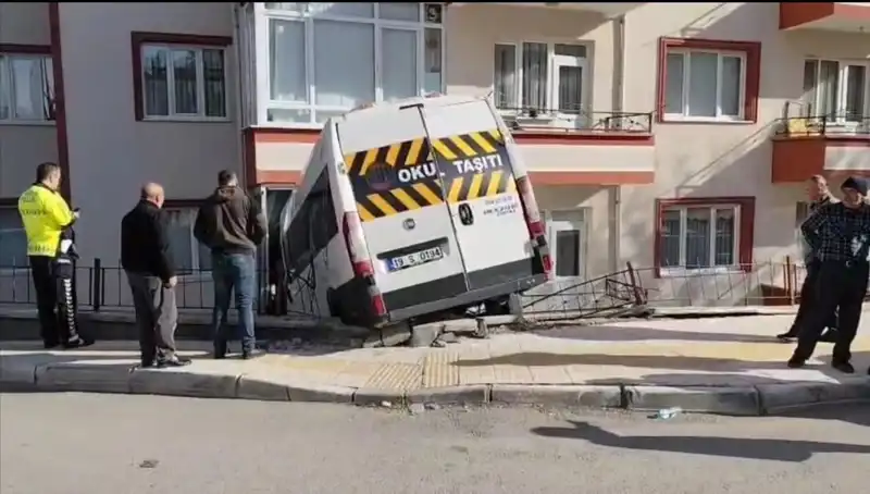 Okul Servisi Balkona Daldı: İki Öğrenci Yaralandı!