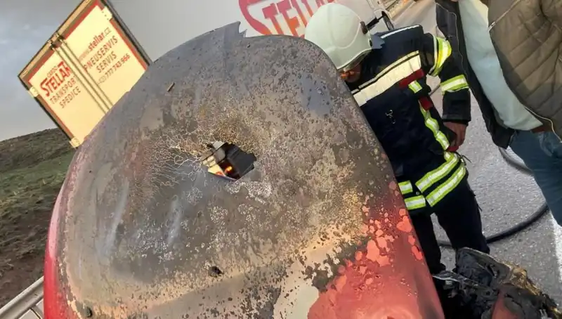 Seyir Halindeki Otomobil Alev Alev Yandı, Neyin Sebep Olduğu Merak Konusu Oldu