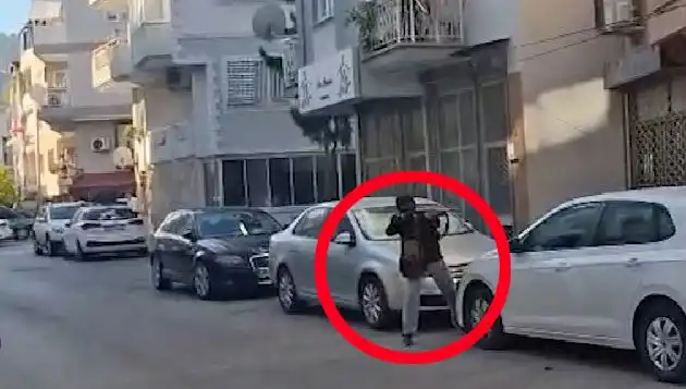 İzmir'de Güvenlik Güçleri ile Saldırgan Arasında Gerilim Dolu Çatışma