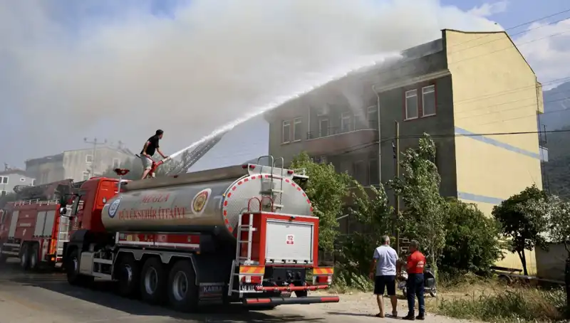 Çatı Katı Yangını, Mahallede Panik Yaratırken Pompierler Hızla Müdahale Etti